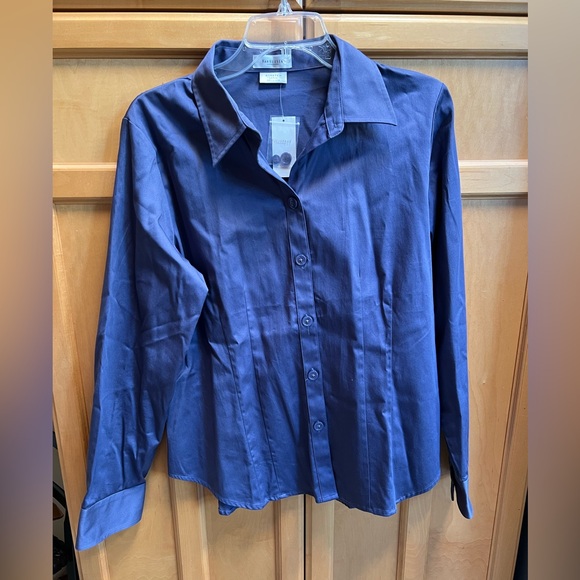 Never worn Large women’s Van Heusen long sleeve shirt. Original Tags - Picture 1 of 5